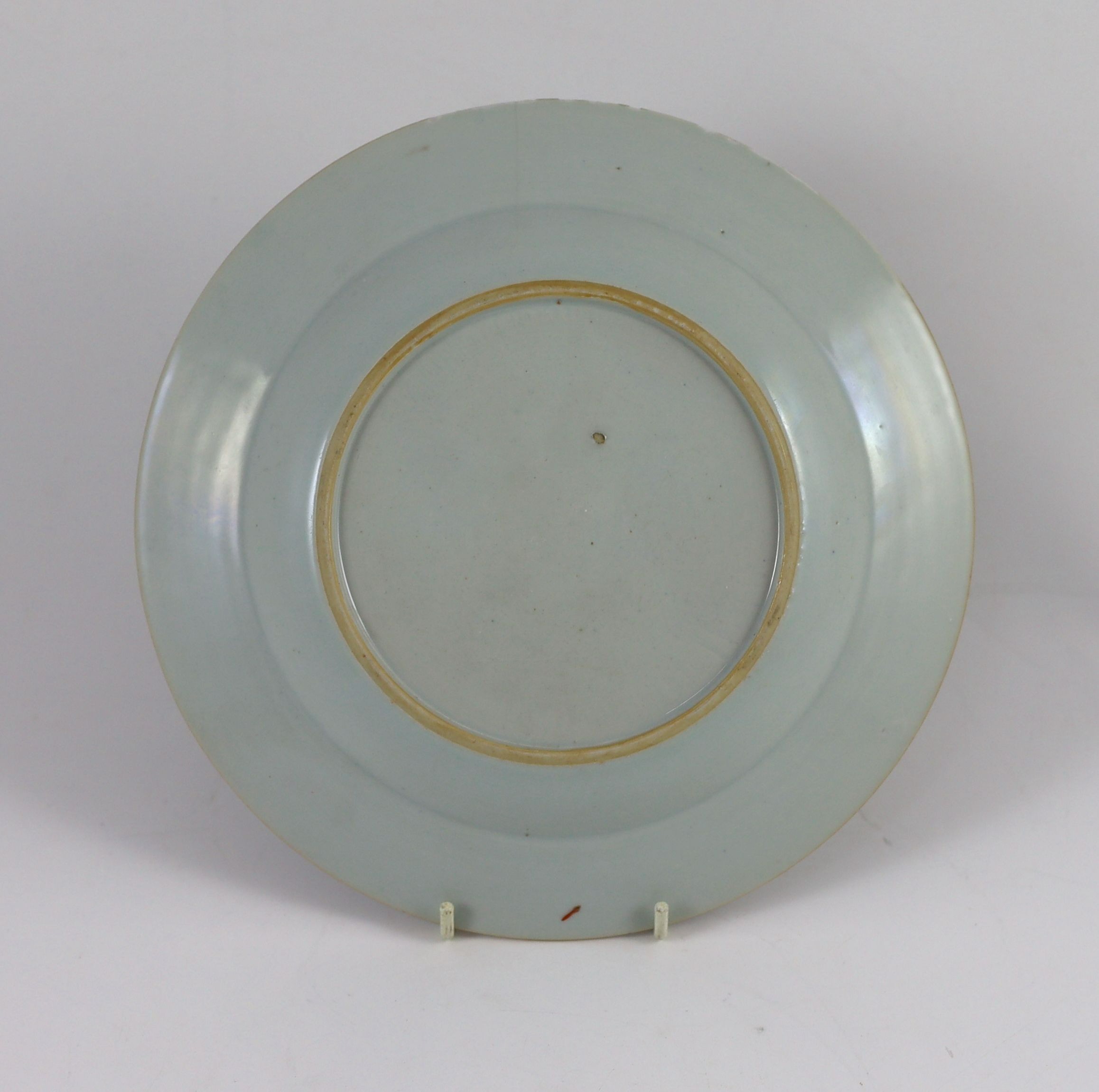 A Chinese famille rose 'rooster' plate, Yongzheng period - 23cm diameter